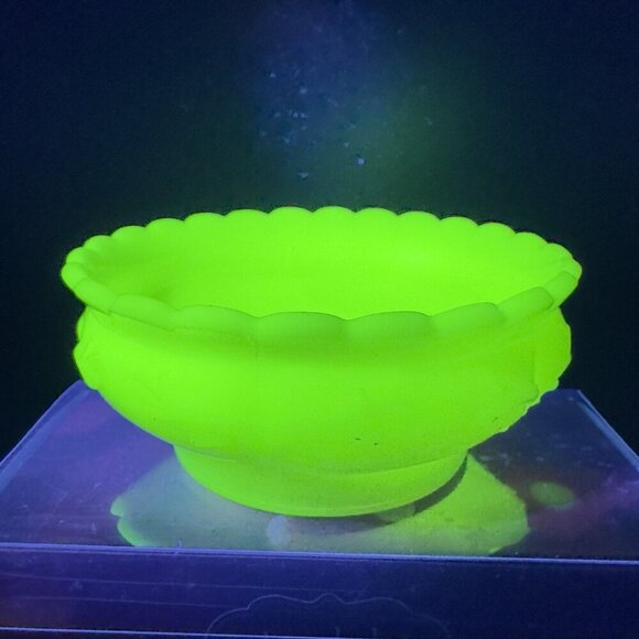 Vintage Vaseline Pale Yellow Uranium UV Glowing Glass Dish Bowl Footed Ruffled - Picture 1 of 13
